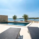 Beachfront Escape Nevera