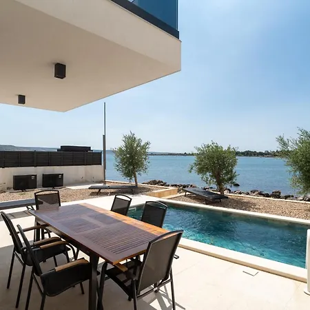 Beachfront Escape Nevera Вилла