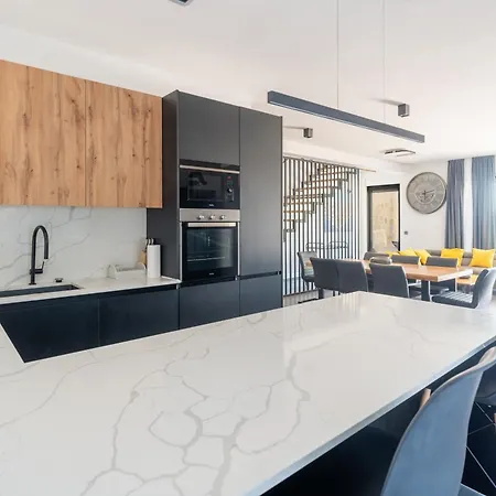 Beachfront Escape Nevera Селине