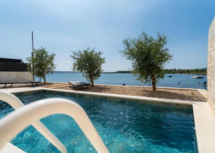 Beachfront Escape Nevera Селине