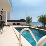 Beachfront Escape Nevera Willa *