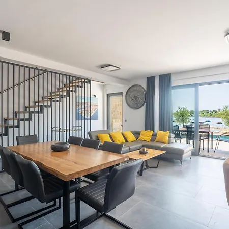 Beachfront Escape Nevera Villa *